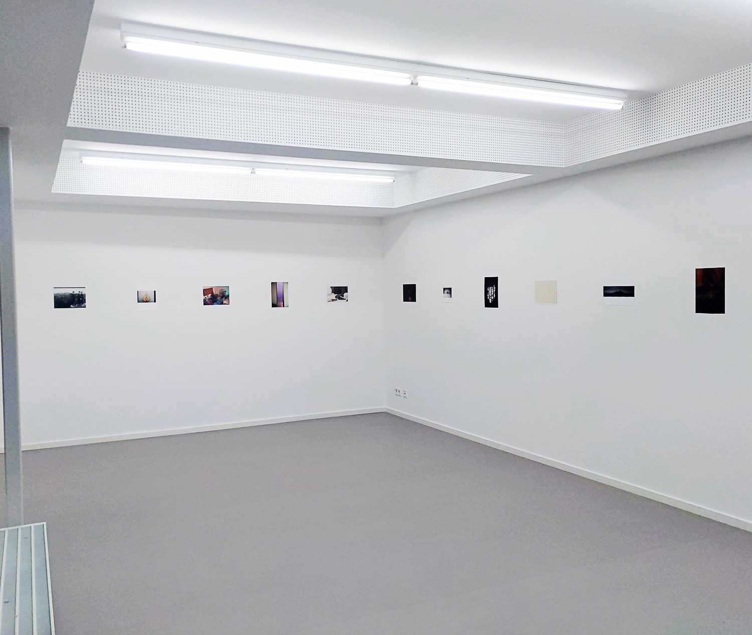 Exhibition view of minimal at Case – Projektraum der Fotografie