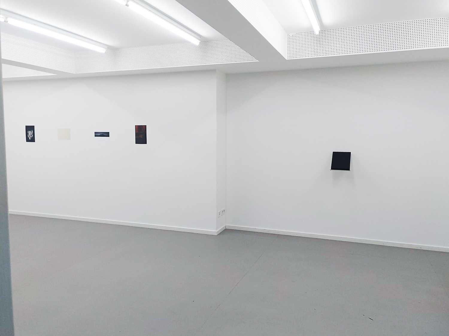 Exhibition view of minimal at Case – Projektraum der Fotografie